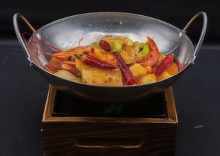 290Frutti di mare piccante in tegame su fuoco