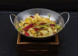 292Verdure cavolo piccante in tegame su fuoco