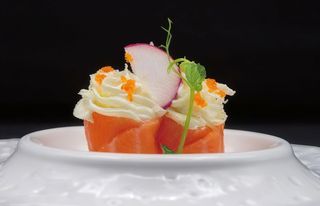 338Gunkan salmone, tempura, Philadelphia e tobiko