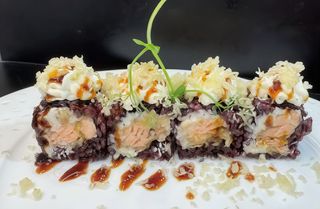 412Black tempura sake roll 4 pezzi