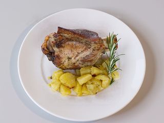 Stinco con cotenna 800 g con patate al forno