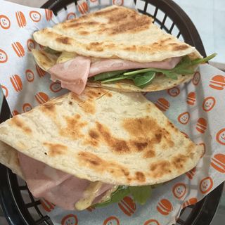 Piada mortadella, rucola e pistacchio