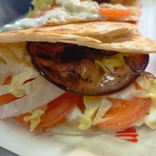 Piada melanzane, pomodoro, insalata e squacquerone