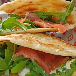 Piada salmone ,philadelhia , insalata e cipolla rossa di Tropea