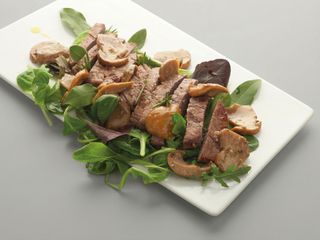 Tagliata di manzo con funghi porcini