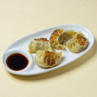 Ravioli di Maiale alla Piastra (Gyoza) 锅贴