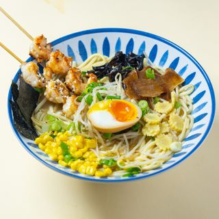 Ramen con spiedini di gamberi 串虾拉面 