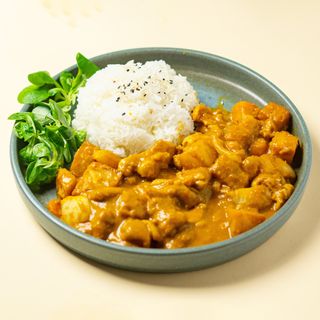 Riso con pollo al curry giallo 黄咖喱鸡盖饭