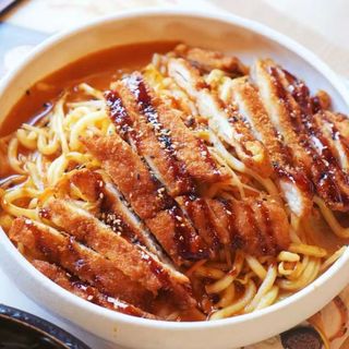 Udon al curry con cotoletta di pollo 咖喱鸡排乌冬面