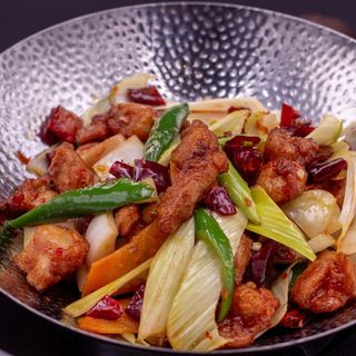 Scodella di fuoco con pollo piccante干锅鸡丁