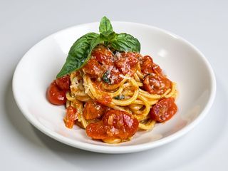 Pasta con salsa di pomodoro e basilico
