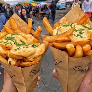 Patatine fritte con salsa formaggio 