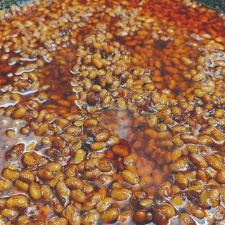 Fagioli di soia gialla in salsa rossa