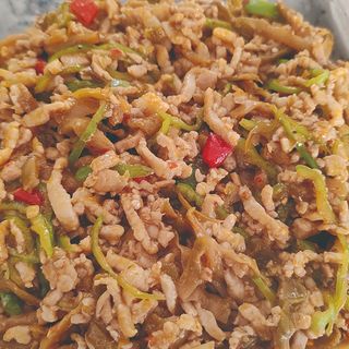 Maiale con peperoni alla griglia榨菜肉丝