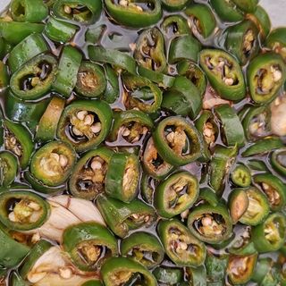 Peperoni verdi insalati piccanti