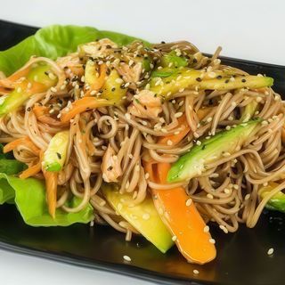 Soba con salmone e verdure