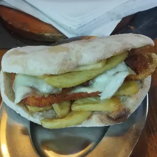 Panino Cotoletta provola e patatine