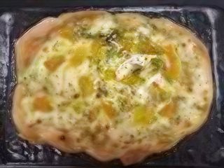 Pinsa con mozzarella, pesto genovese e pomodorini datterini gialli