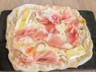 Pinsa focaccia prosciutto crudo e brie francese