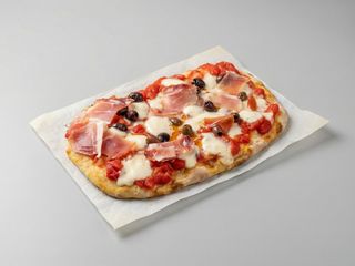 Pinsa con mozzarella, provola affumicata e prosciutto crudo