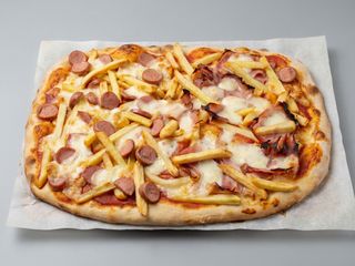 Pinsa bianca con mozzarella, wurstel e patatine fritte