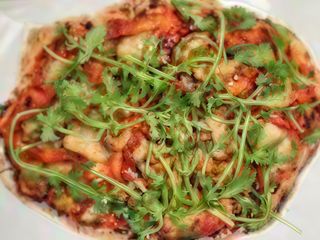 Pinsa rossa con peperoni, rucola, kebab di pollo e tabasco