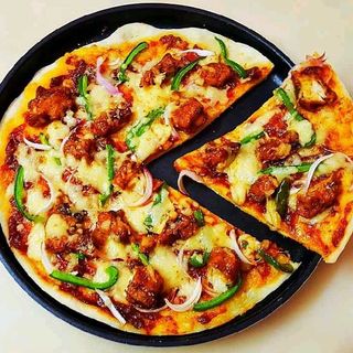 Chicken chilli pizza