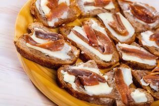 Alici del Cantabrico accompagnate da burro francese