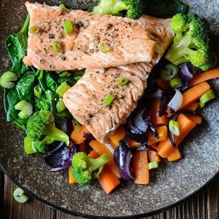 Filetto di Salmone IN ORTO con fagiolini, carote, cavolfiori e broccoli