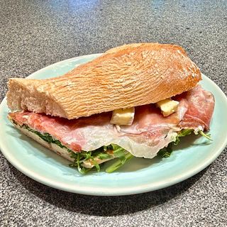 Rustico speck, brie, rucola e crema di nocciole