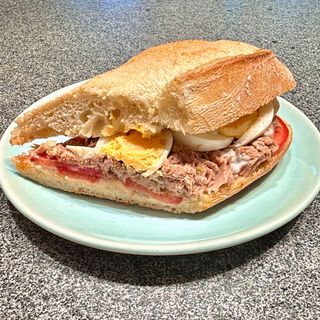 Rustico con tonno, mayo, uova sode e pomodoro