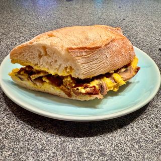 Rustico hummus, funghi, pesto di rucola e pomodori secchi