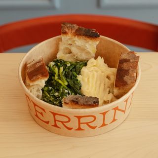 Fave con foglie verdi.