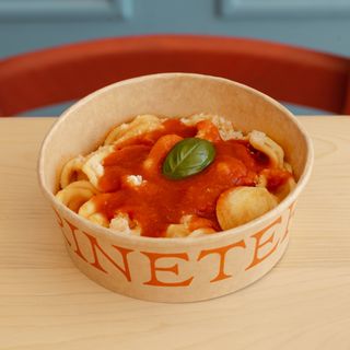 Orecchiette al sugo di pomodoro.