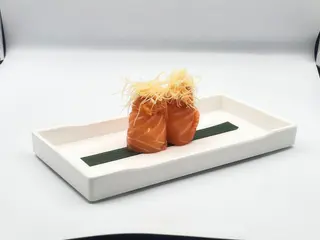 102. Gunkan salmone speciale