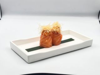 102. Gunkan salmone speciale