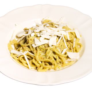 Spaghetti con pesto di pistacchio e ricotta salata