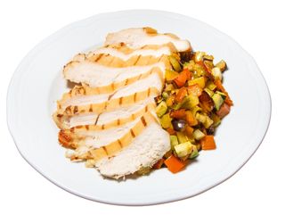 Tagliata di pollo con verdure al forno