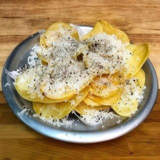 Patatine fritte con formaggio cacio e pepe