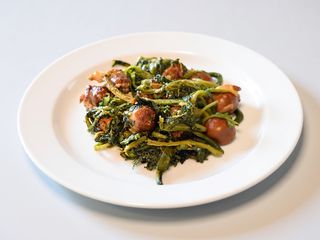 Salsiccia e verdure saltata in padella