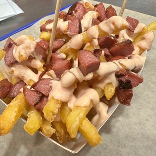 Patatine würstel e salsa rosa