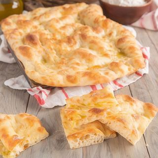 Pinsa sale e rosmarino