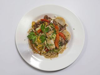 Tallarines saltado criollos