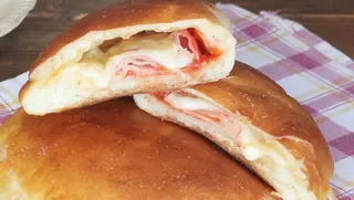 Cartocciata con prosciutto e formaggio