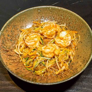 Spaghetti di soia con gamberi e verdure