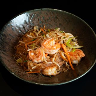 Spaghetti di soia con gamberi e verdure