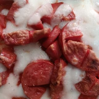 Mezza teglia Wurstel e pomodoro con mozzarella