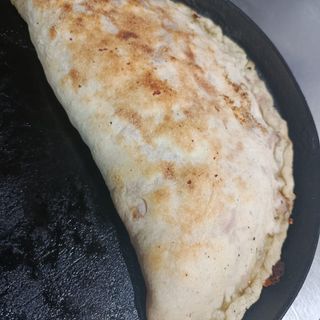 Calzone funghi e salsiccia e mozzarella