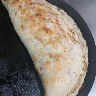 Calzone pomodoro e mozzarella