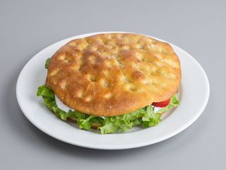 Tonno, pomodoro, mozzarella, origano